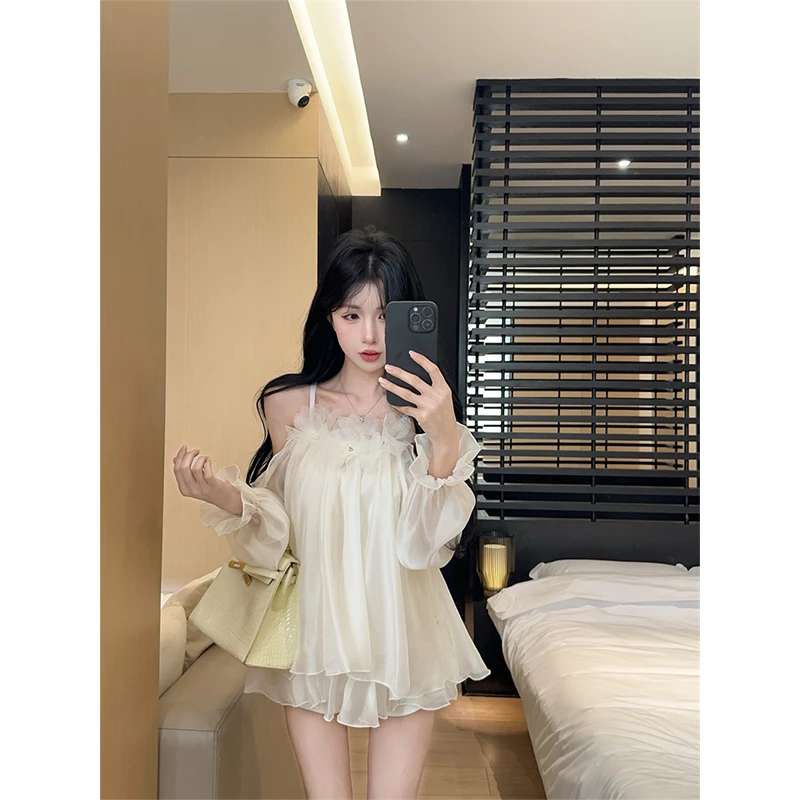 高级感法式花朵挂脖露肩雪纺衫秋季喇叭长袖洋气上衣白色短裤套装