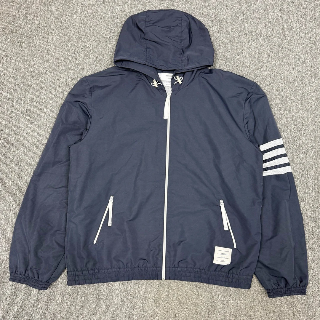 99新 THOMBROWNE 12451391 Thom Browne 四条纹连帽拉链外套 5码