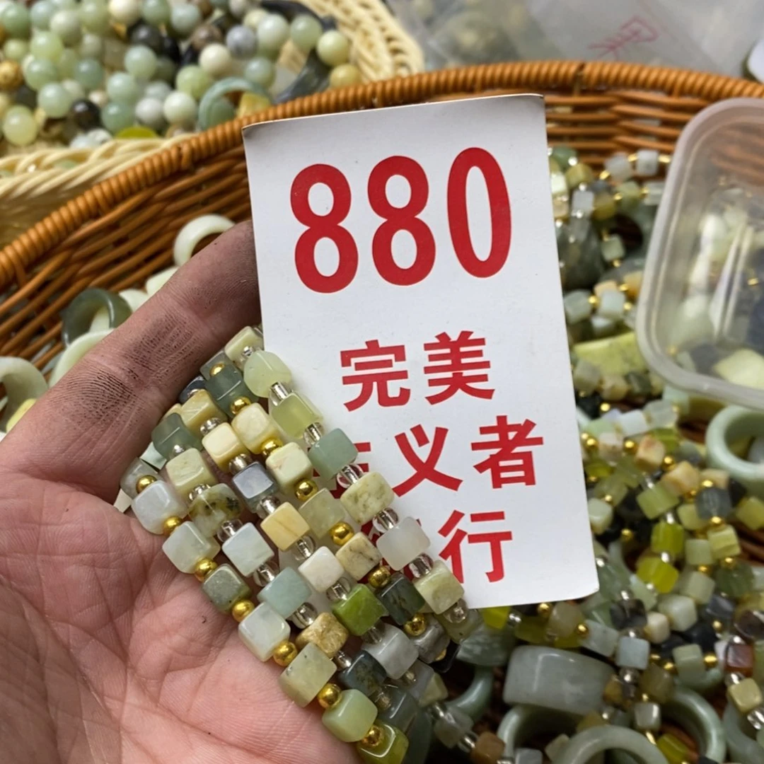 蛇纹石玉挂坠未镶嵌