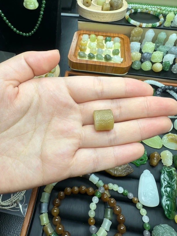 和田玉 新疆且末糖桶珠 吊坠