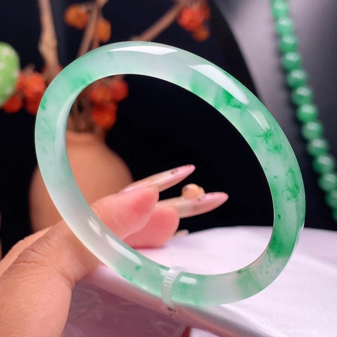 柒***玥石英质玉未镶嵌镯子