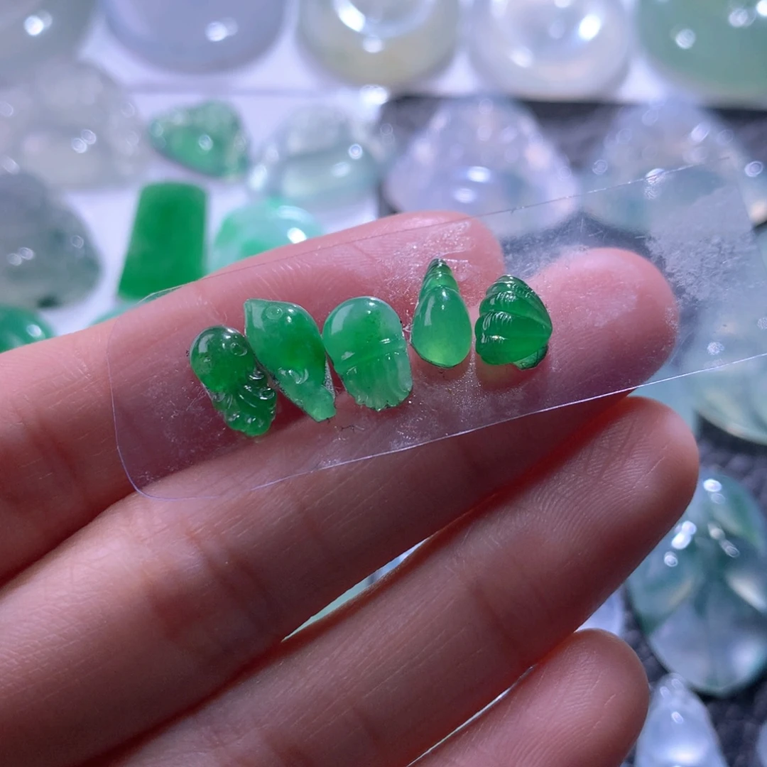 翡翠未镶嵌颈饰一手