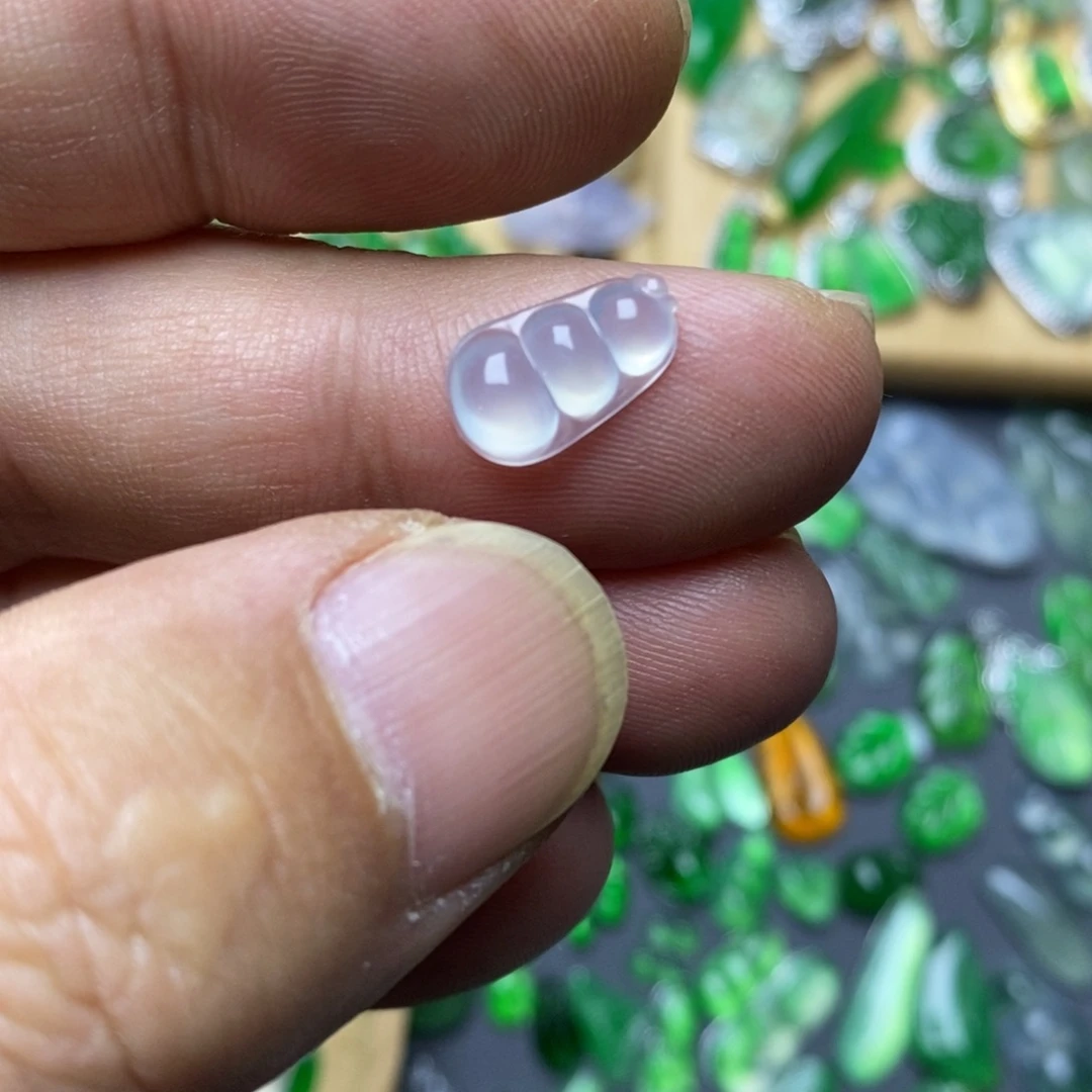 翡翠未镶嵌颈饰豆