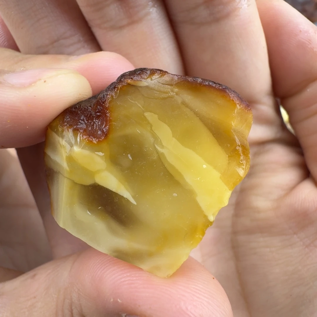 未镶嵌琥珀裸石10.4克