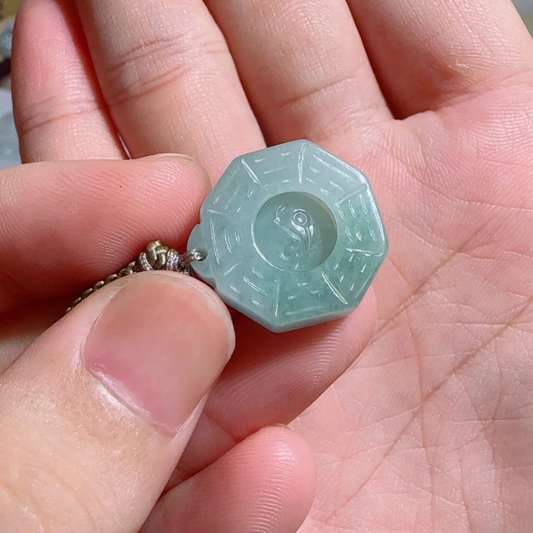 晴****翡翠未镶嵌颈饰八卦