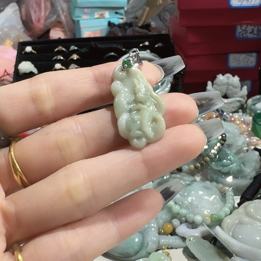 小***挺翡翠未镶嵌颈饰5502