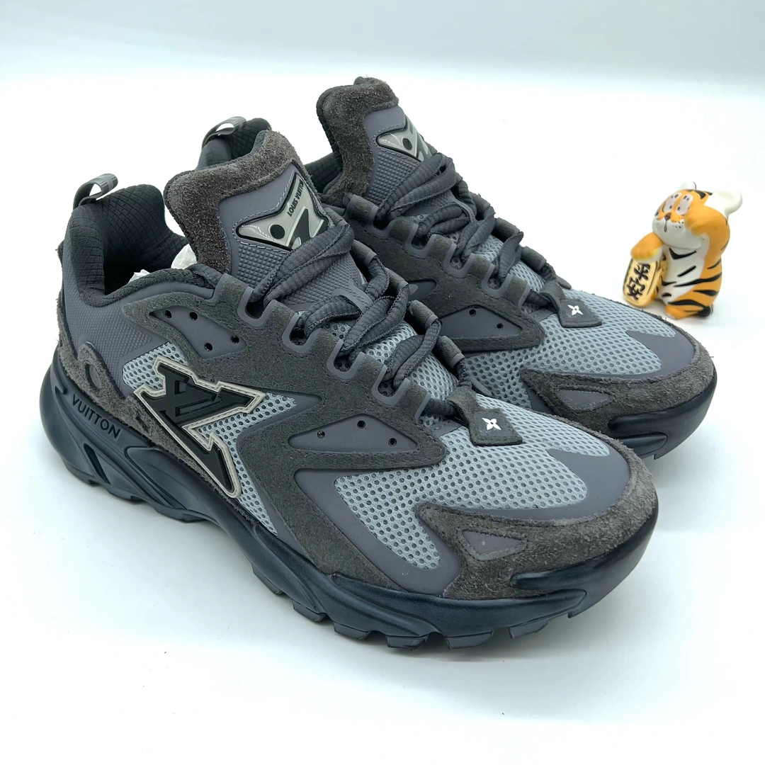 99新 LouisVuitton/路易威登 灰色网面 翻毛皮 运动鞋登山鞋 41码