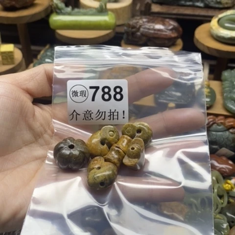 未镶嵌岫岩河磨玉（透闪石质玉）把件青**?