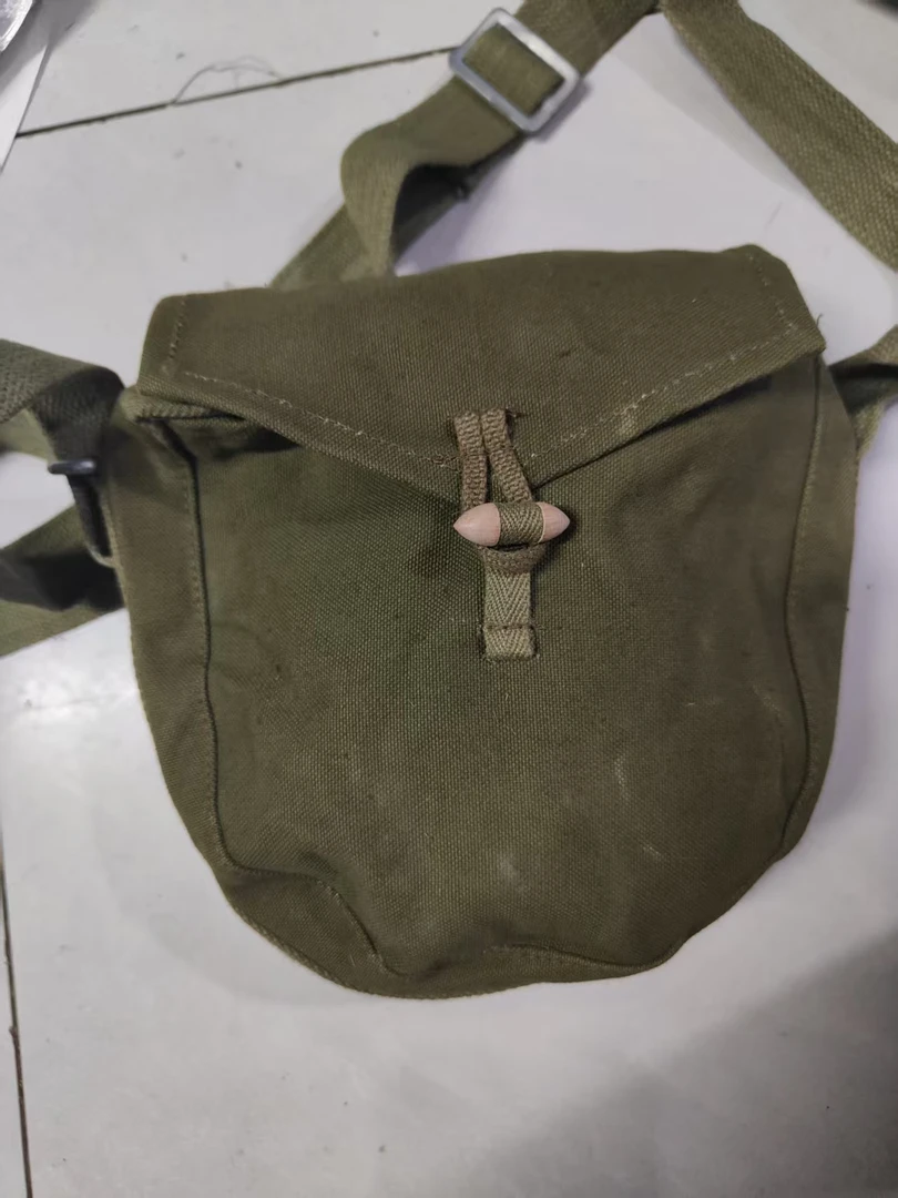 绿色户外徒步小木扣帆布鼓包