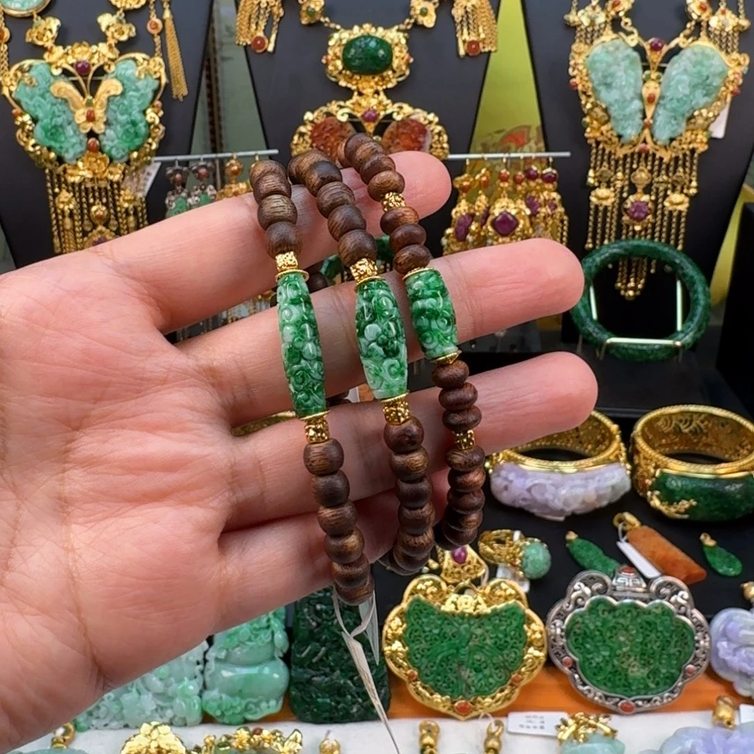 翡翠未镶嵌颈饰炸价 多样性发一