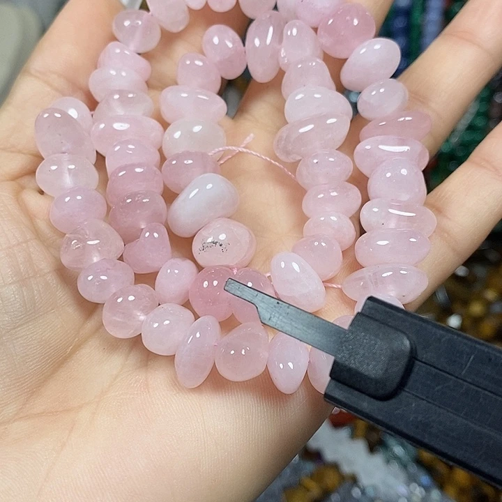 玛瑙/玉髓未镶嵌珠宝半成品天然粉晶糖豆一条