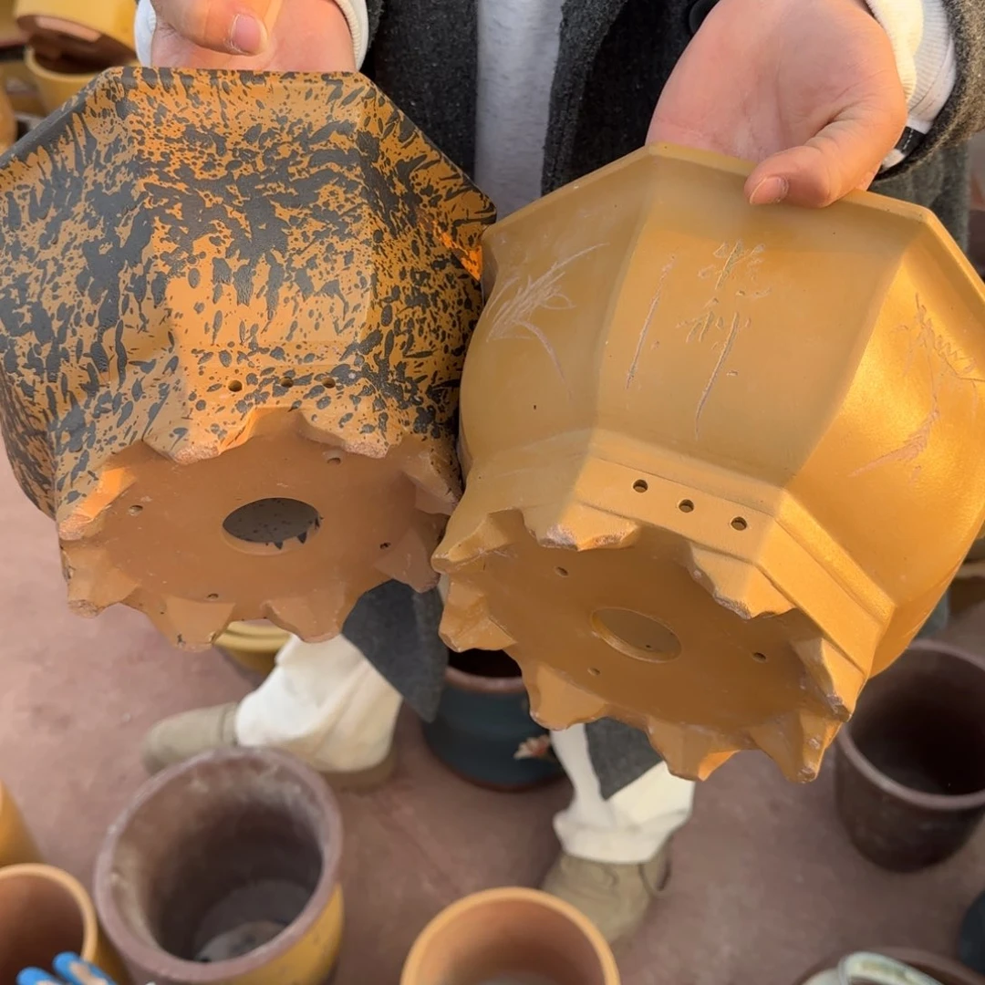 紫砂花盆口径较小而不规则