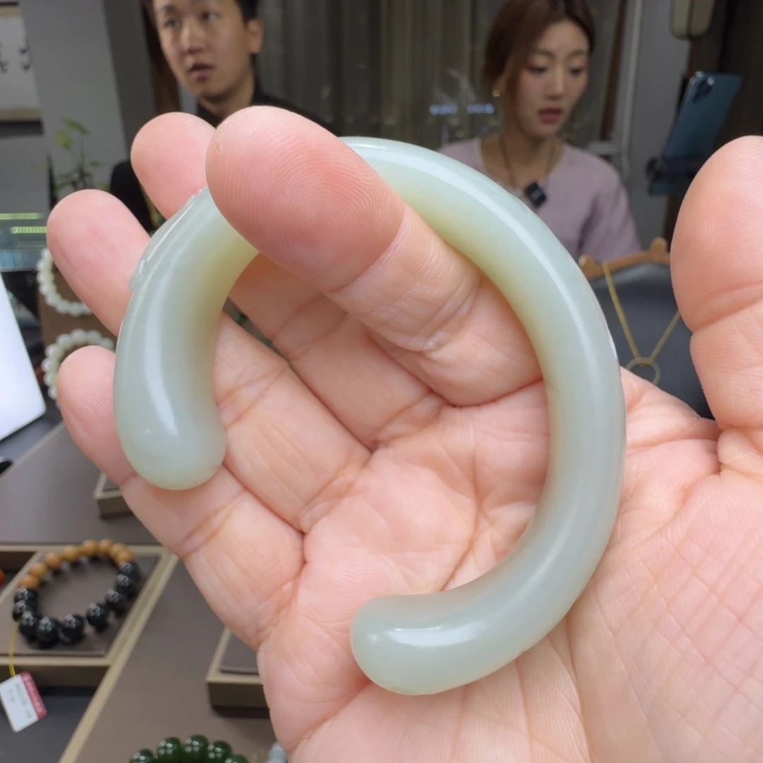 B***李和田玉未镶嵌颈饰