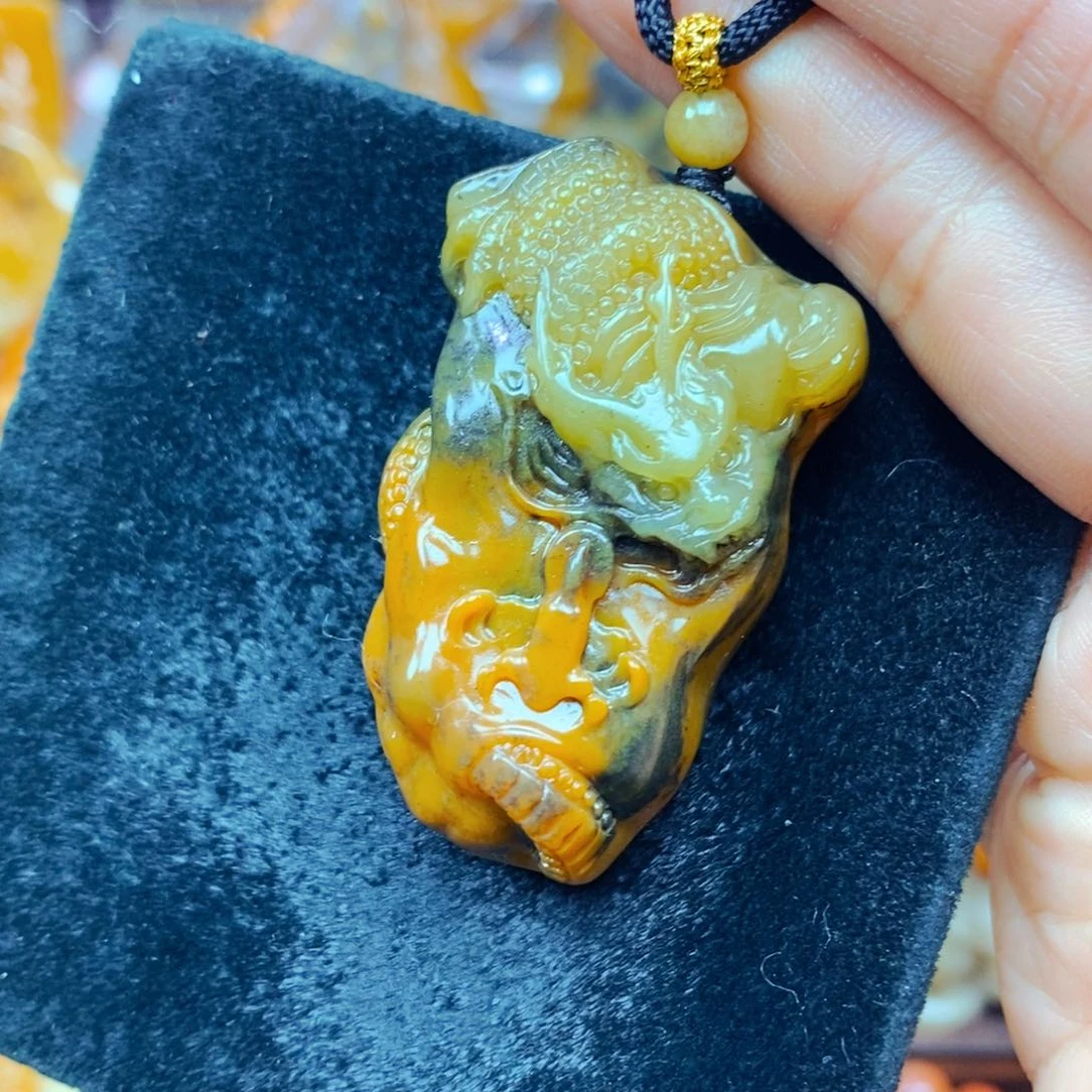 未镶嵌石英质玉（黄龙玉）颈饰