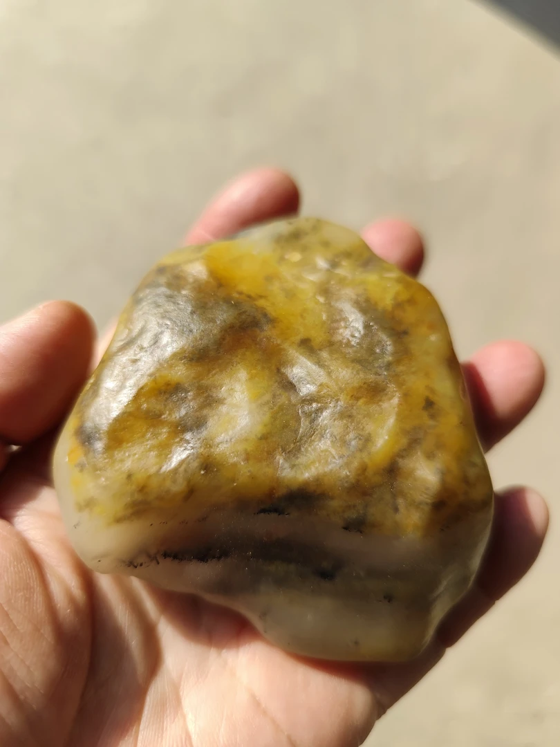 新疆金丝玉原石，可做手把件色泽漂亮油润度高