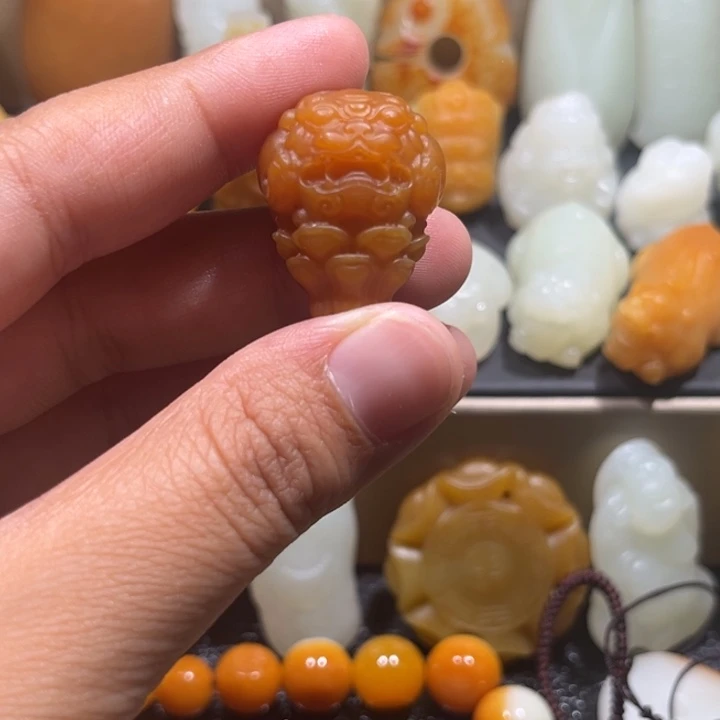 彼***光和田玉未镶嵌颈饰