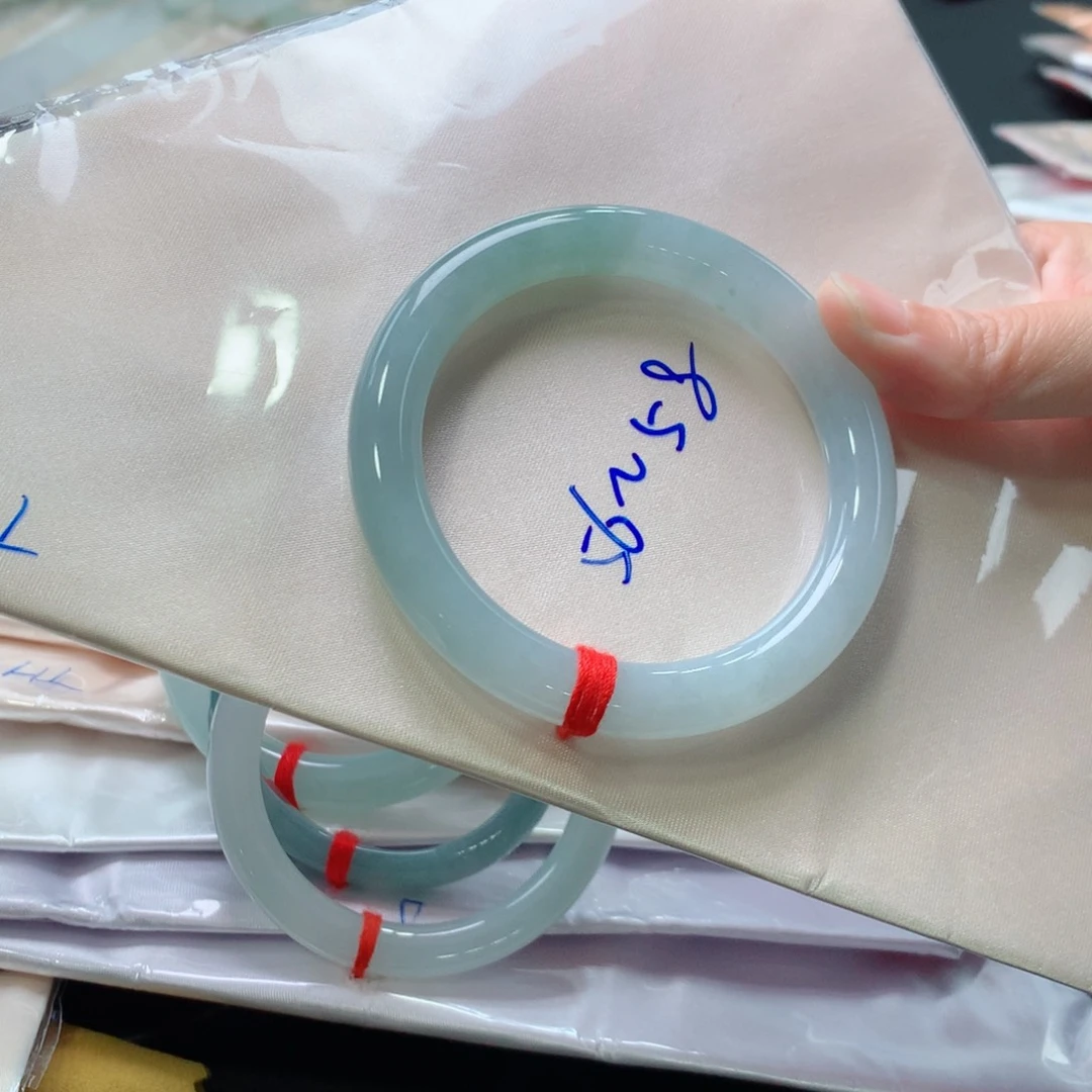 翡翠手镯未镶嵌翡翠