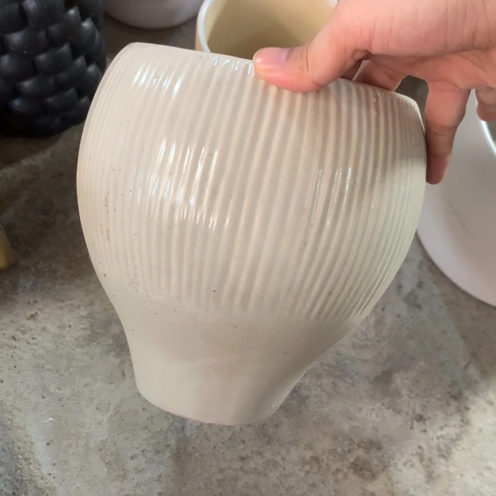 喵*士默认打孔微瑕花盆一个