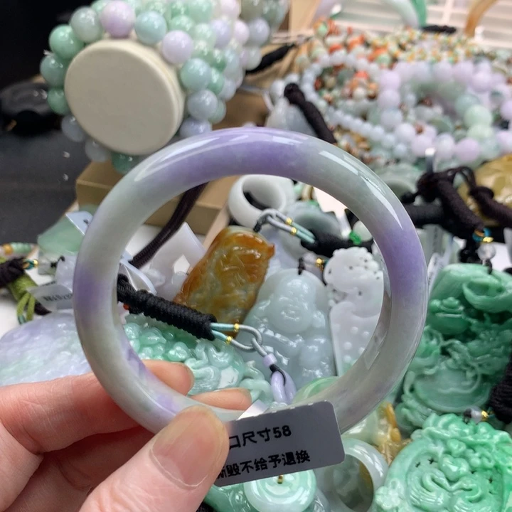 翡翠手镯未镶嵌吊坠