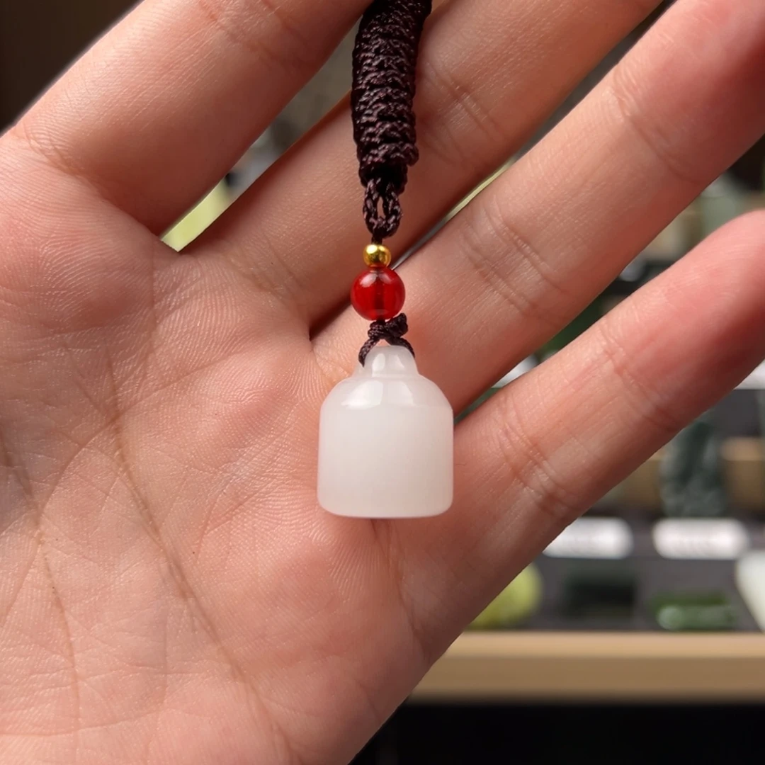 石英质玉未镶嵌颈饰大***狼