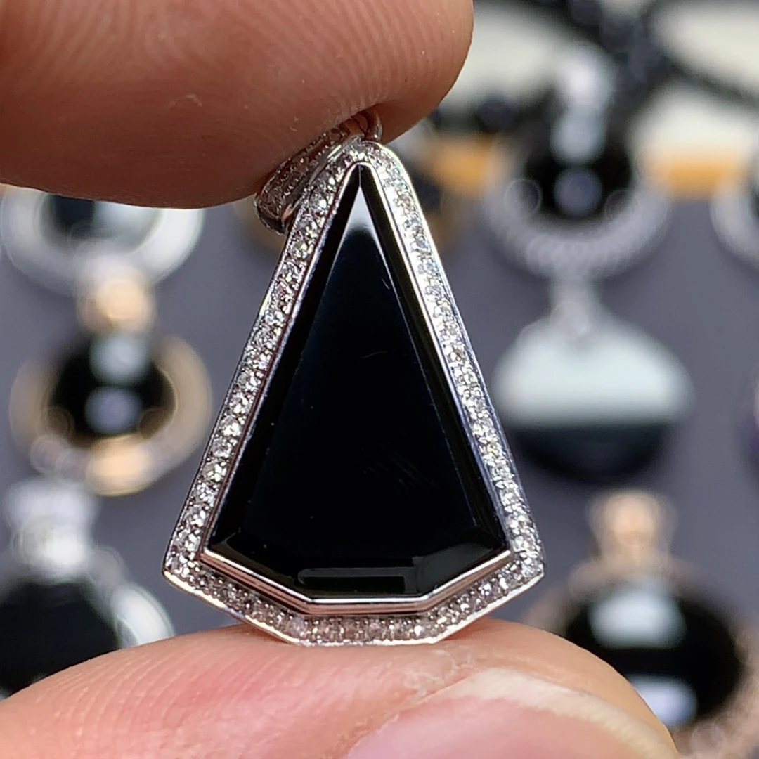 颈饰18K金镶嵌翡翠墨翠水滴