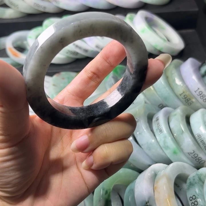 定制翡翠未镶嵌翡翠手镯