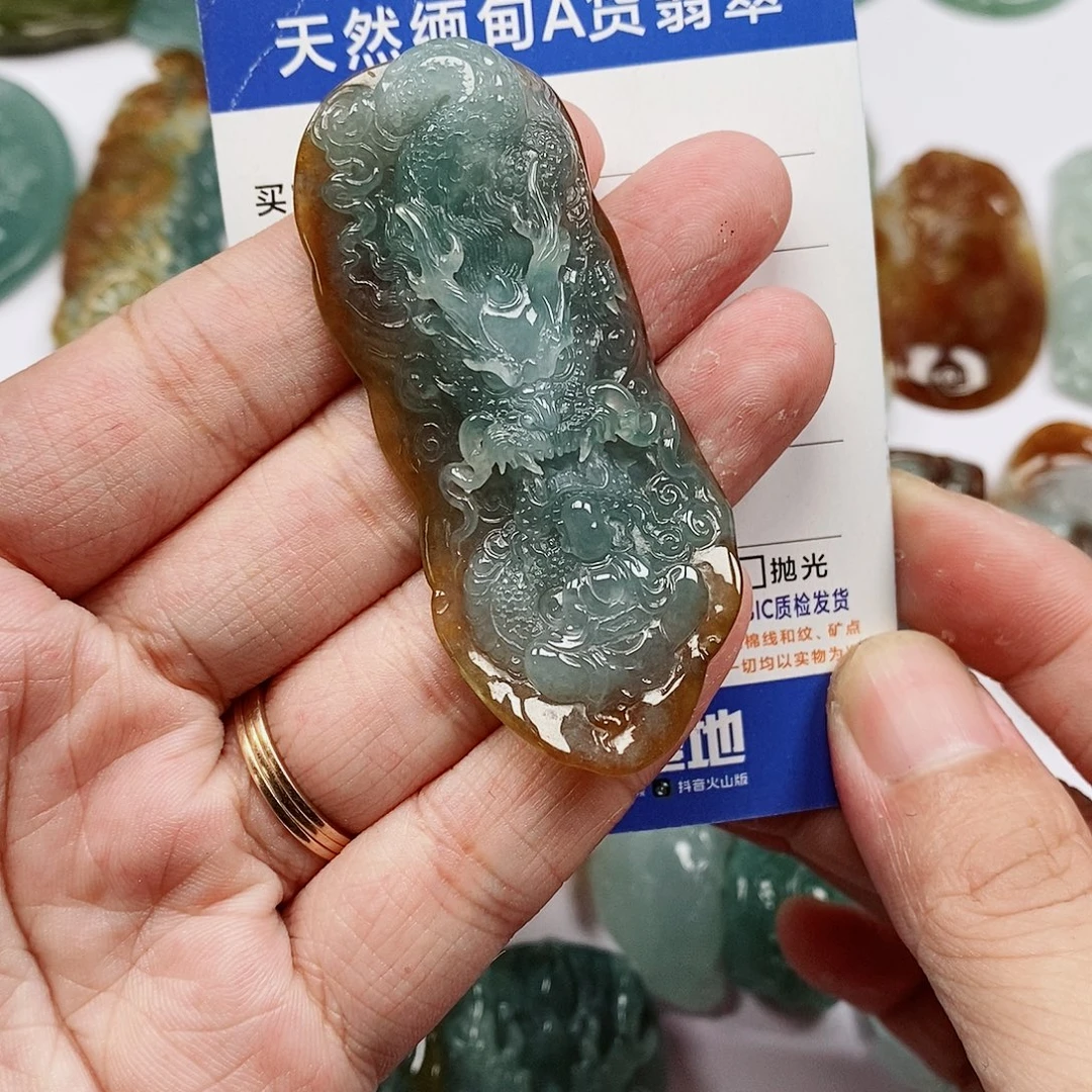 翡翠未镶嵌颈饰龙牌