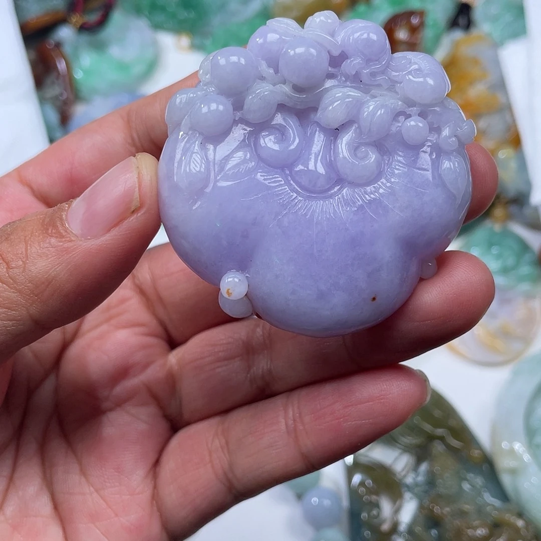 颈饰未镶嵌翡翠半****?