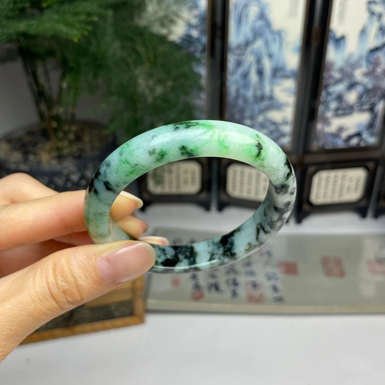 52.9飘绿藓加绿正圈手镯 有纹  天然翡翠A货手镯