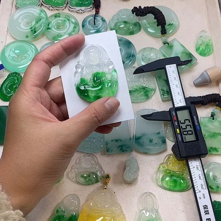 翡翠未镶嵌颈饰观音