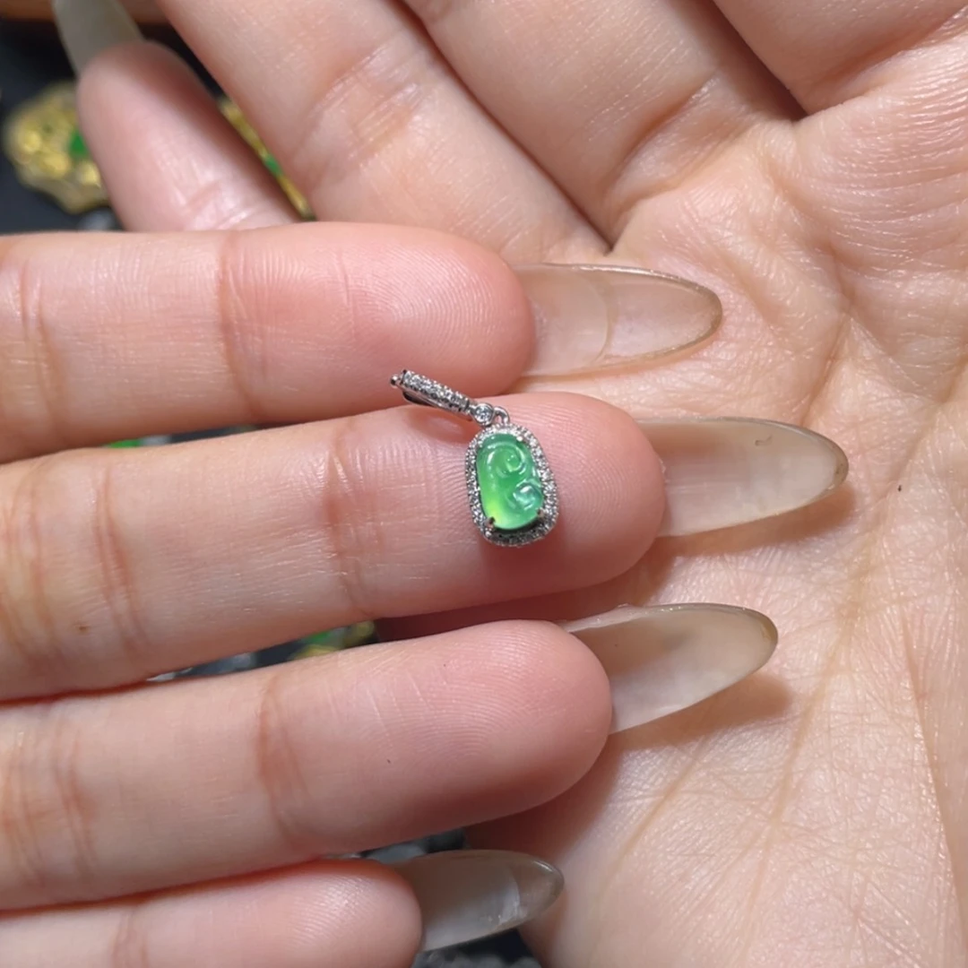 【闪购商品】颈饰18K金镶嵌翡翠