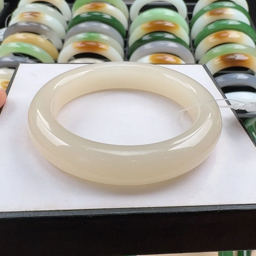 和田玉手镯未镶嵌53.5，54.5性价比很高