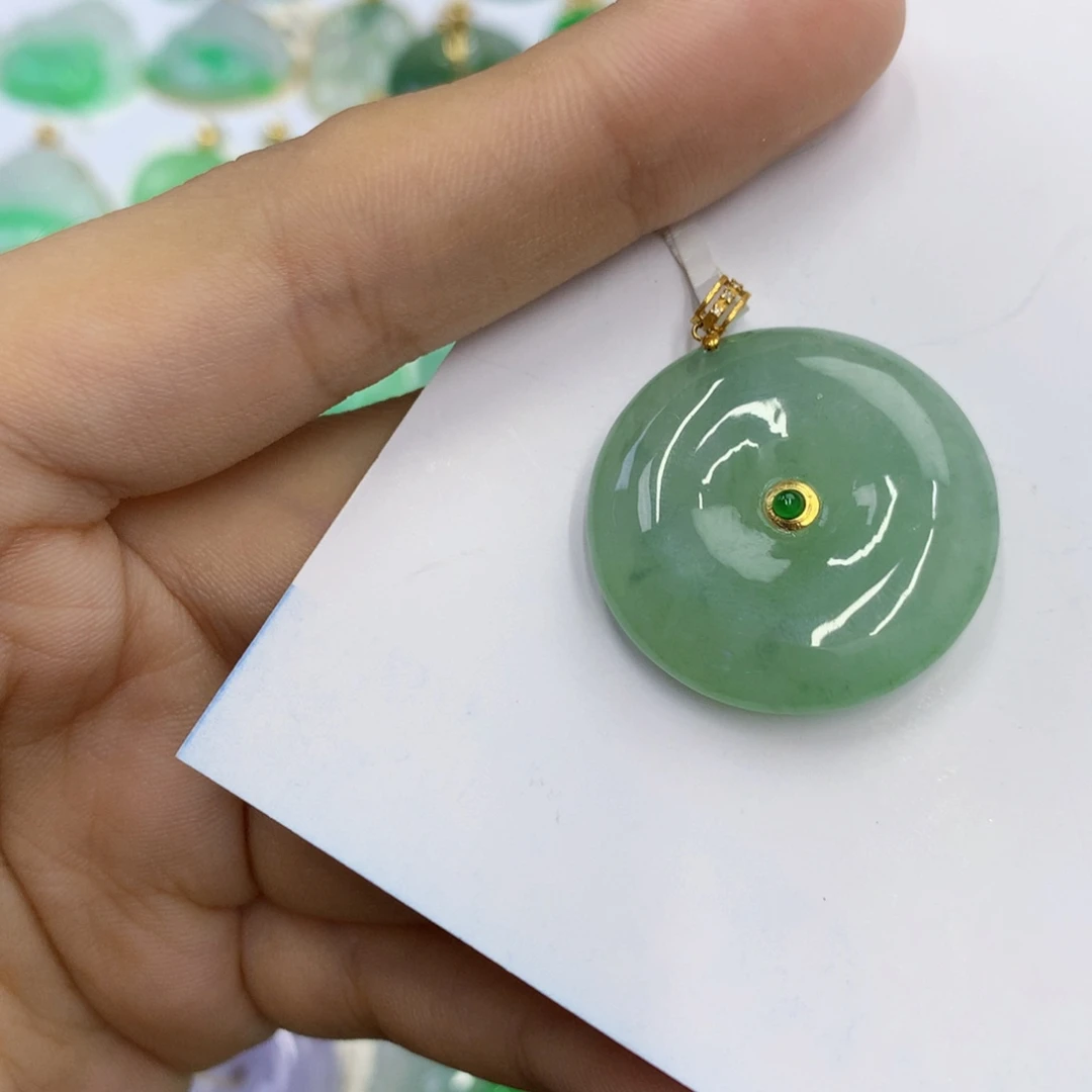 翡翠18K金镶嵌颈饰翡翠