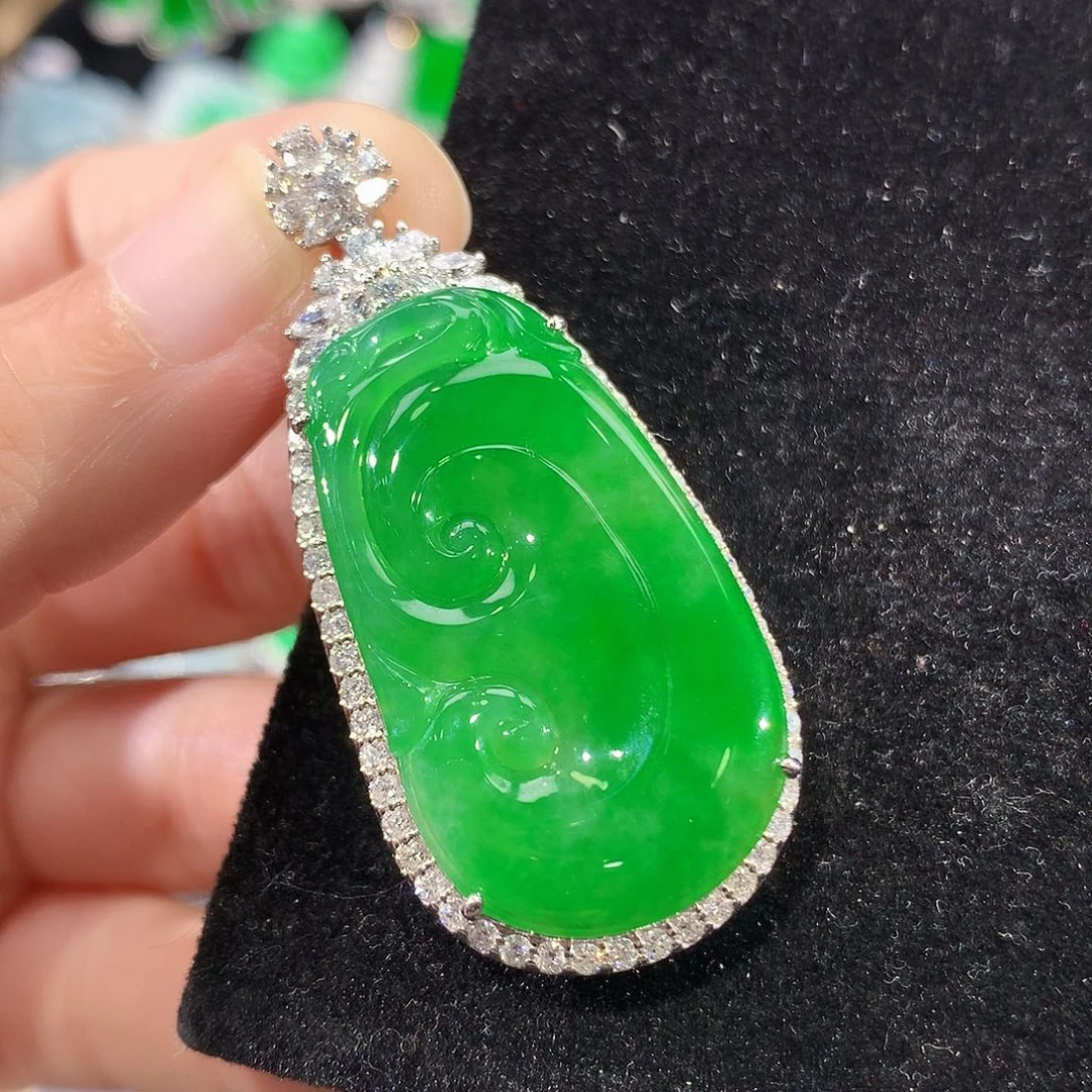 翡翠18K金镶嵌颈饰