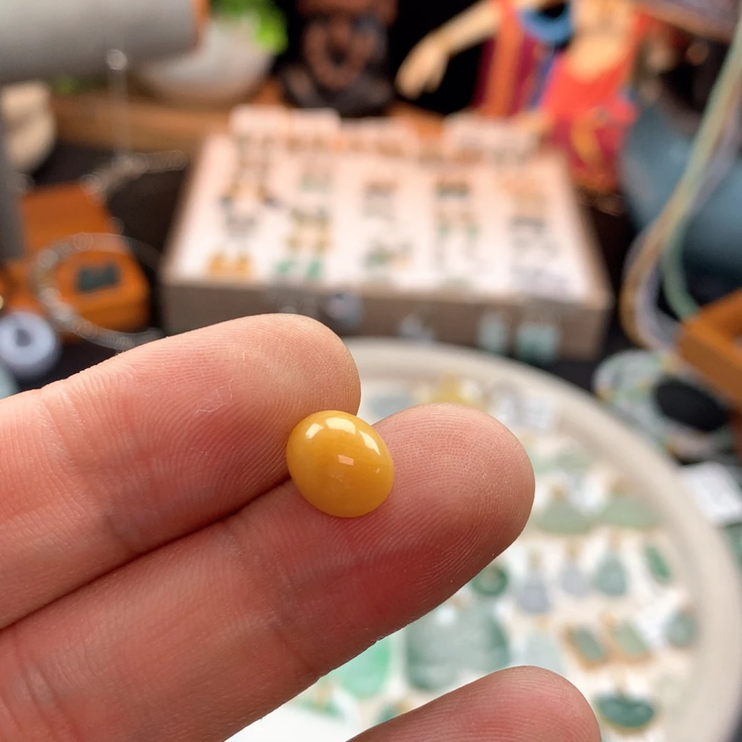 颈饰未镶嵌翡翠?**女