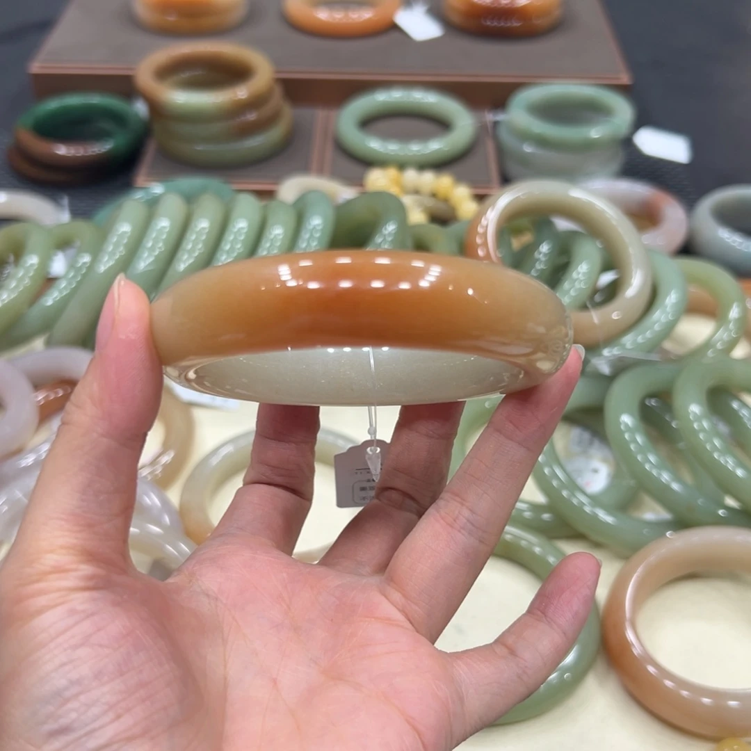 石英质玉手镯未镶嵌小****?