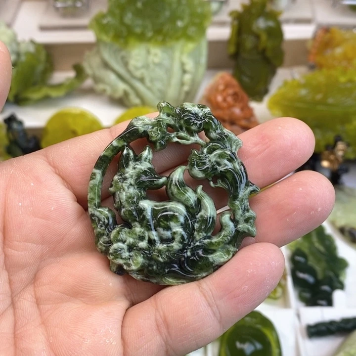蛇纹石玉颈饰未镶嵌