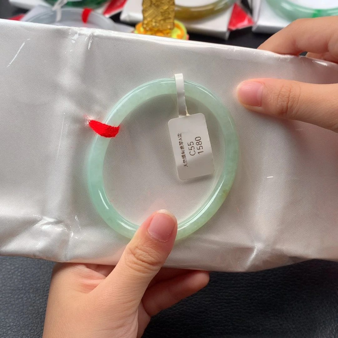 翡翠手镯未镶嵌55圈口