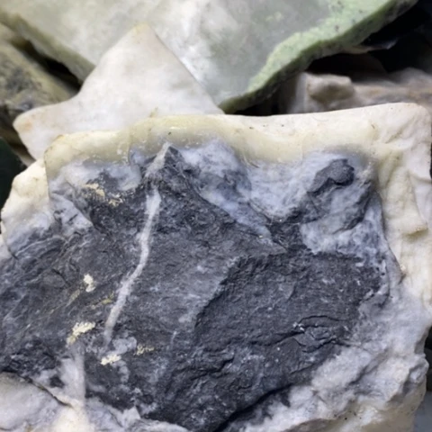 透闪石质玉未镶嵌挂件敬****己