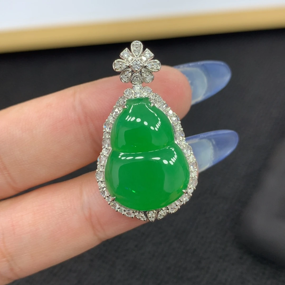 颈饰18K金镶嵌翡翠葫芦