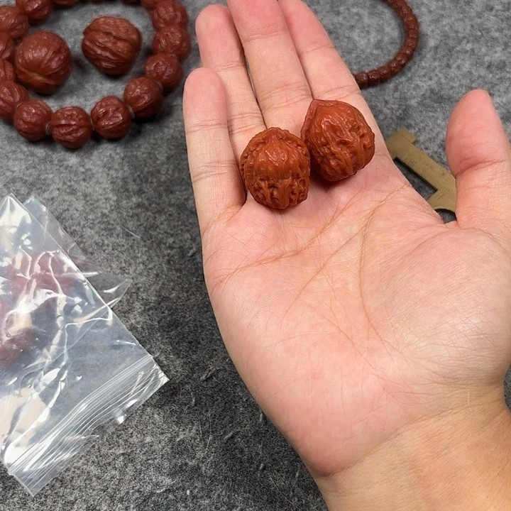 文玩核桃吊坠红方尊23