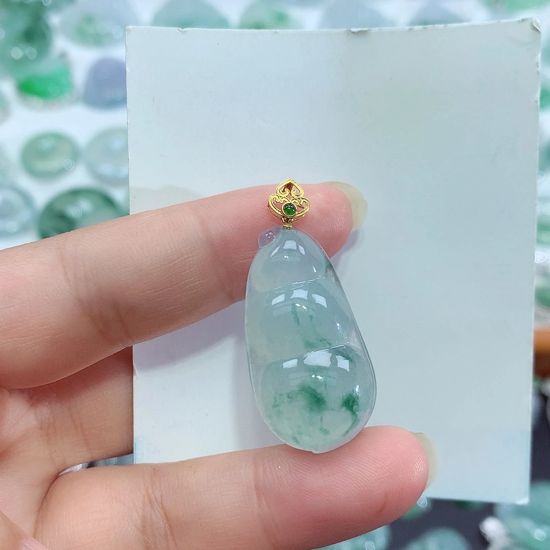 翡翠18K金镶嵌颈饰豆