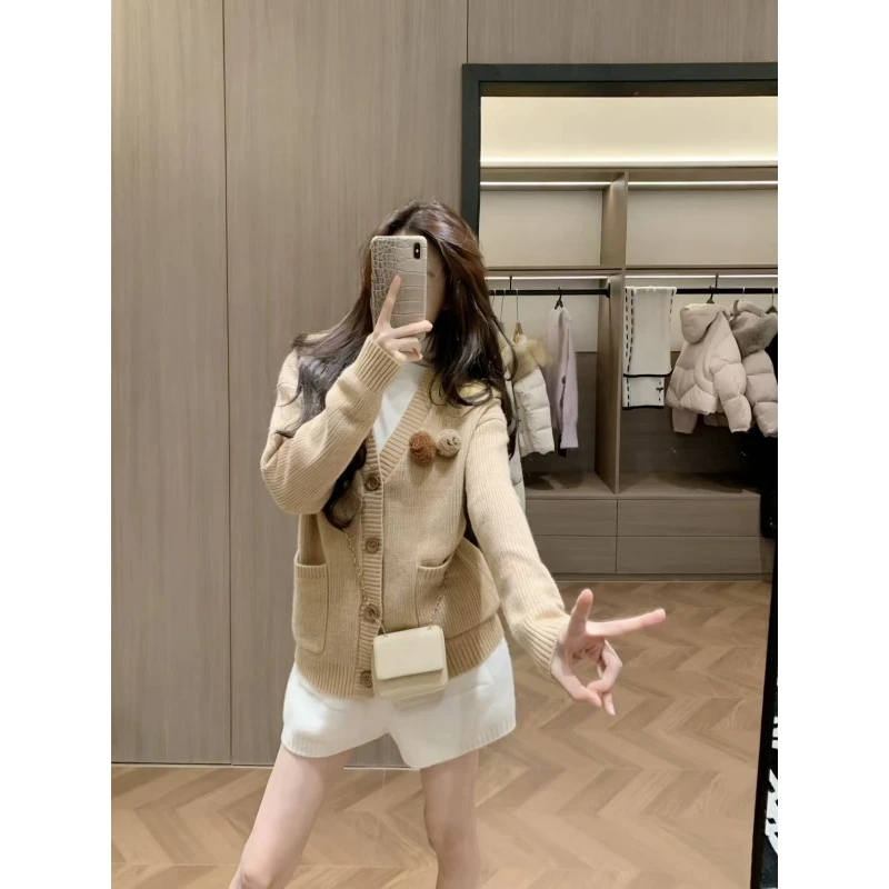 韩系减龄学院v领毛衣女2025新款冬季针织衫高腰宽松针织短裤套装