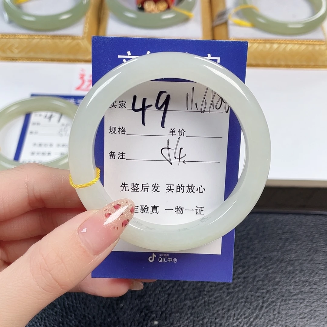 谁***？和田玉未镶嵌手镯