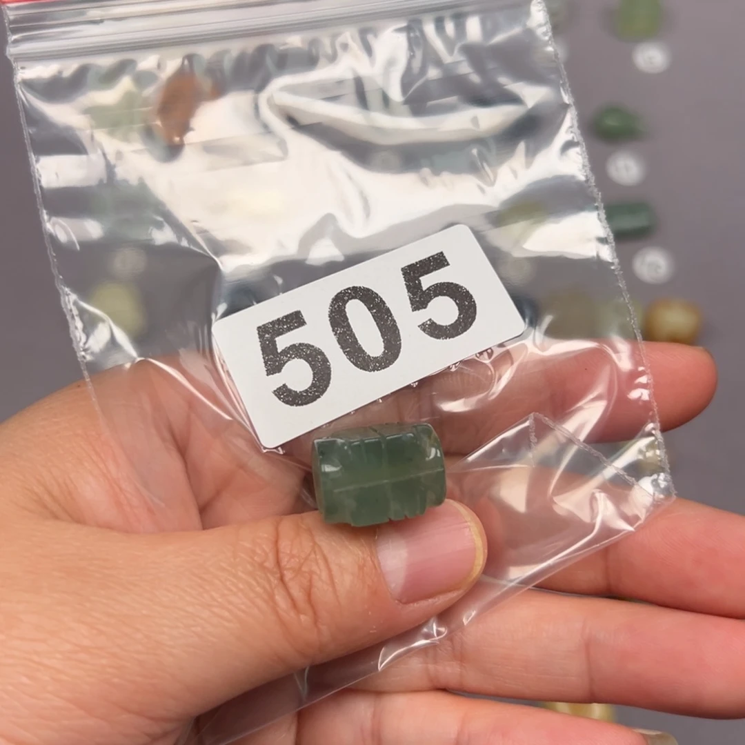 未镶嵌蛇纹石玉颈饰一***巴