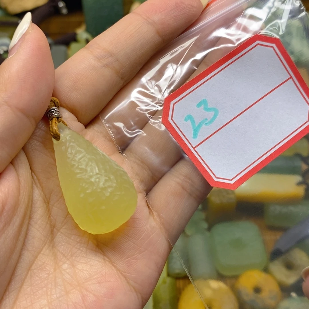 蛇纹石玉未镶嵌颈饰3*%
