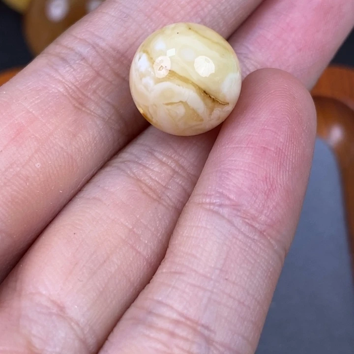 未镶嵌琥珀裸石微瑕87