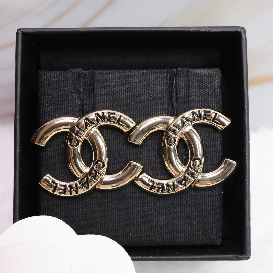 全新未使用 Chanel/香奈儿 25c金色亮面字母logo大号耳钉  06033