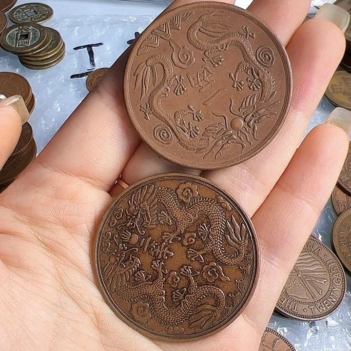峰***司两个铜币工艺品摆件