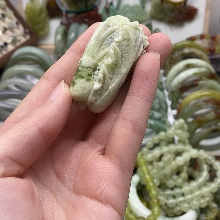 蛇纹石玉颈饰未镶嵌